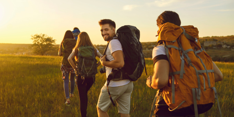 Turyści z Brodnicy wyruszający na wycieczkę po okolicy